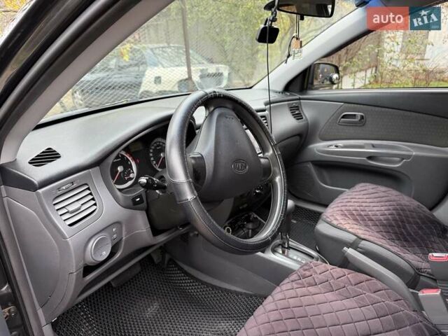 Чорний Кіа Ріо, об'ємом двигуна 1.4 л та пробігом 200 тис. км за 5000 $, фото 3 на Automoto.ua