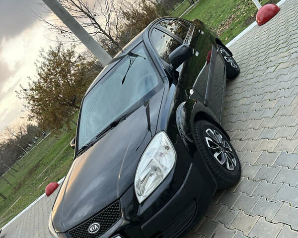 Черный Киа Рио, объемом двигателя 1.4 л и пробегом 297 тыс. км за 3999 $, фото 1 на Automoto.ua