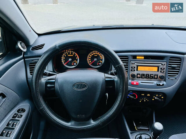 Черный Киа Рио, объемом двигателя 1.4 л и пробегом 297 тыс. км за 3999 $, фото 22 на Automoto.ua