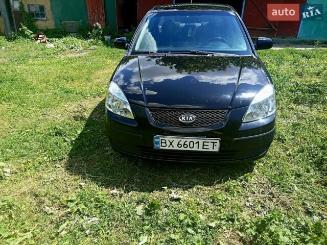 Черный Киа Рио, объемом двигателя 1.4 л и пробегом 350 тыс. км за 3100 $, фото 4 на Automoto.ua