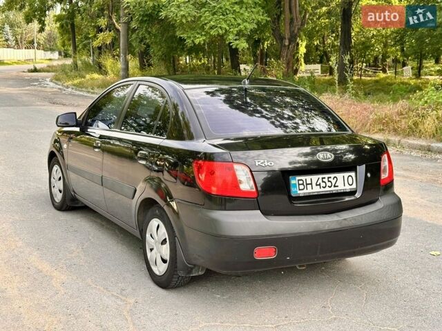 Чорний Кіа Ріо, об'ємом двигуна 1.4 л та пробігом 252 тис. км за 4750 $, фото 5 на Automoto.ua