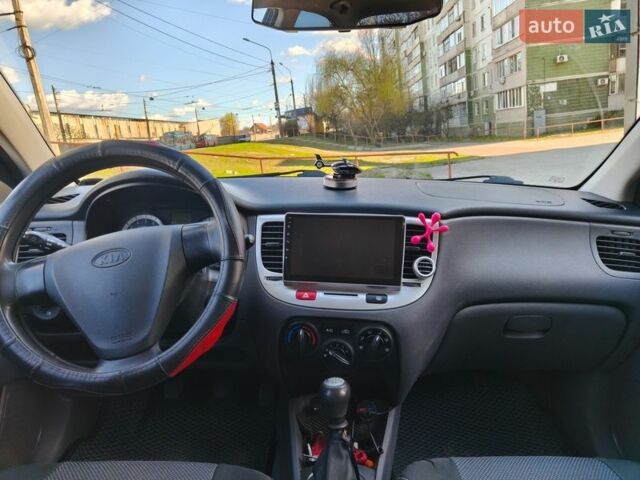 Черный Киа Рио, объемом двигателя 1.4 л и пробегом 187 тыс. км за 4300 $, фото 7 на Automoto.ua