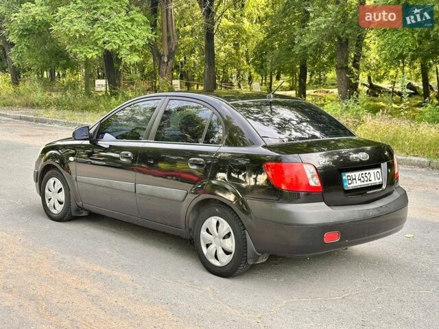 Чорний Кіа Ріо, об'ємом двигуна 1.4 л та пробігом 252 тис. км за 4750 $, фото 6 на Automoto.ua