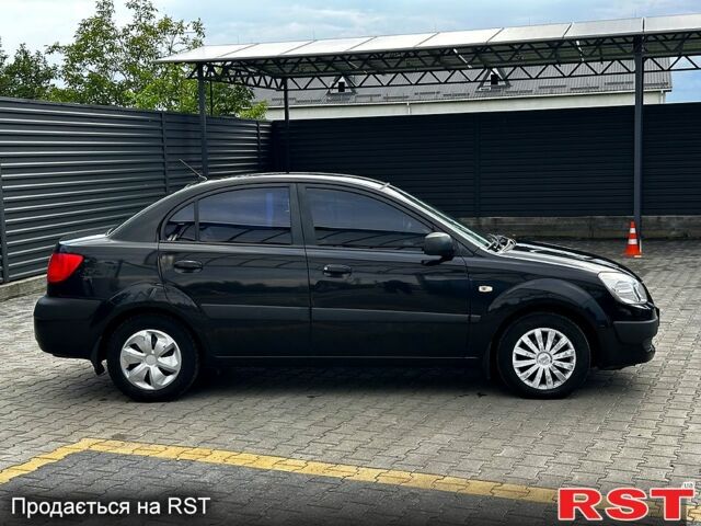 Черный Киа Рио, объемом двигателя 1.4 л и пробегом 250 тыс. км за 4999 $, фото 5 на Automoto.ua