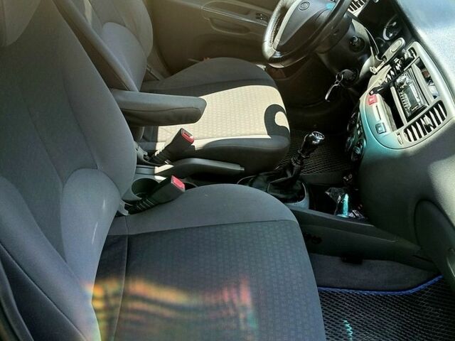 Черный Киа Рио, объемом двигателя 1.4 л и пробегом 350 тыс. км за 3100 $, фото 2 на Automoto.ua