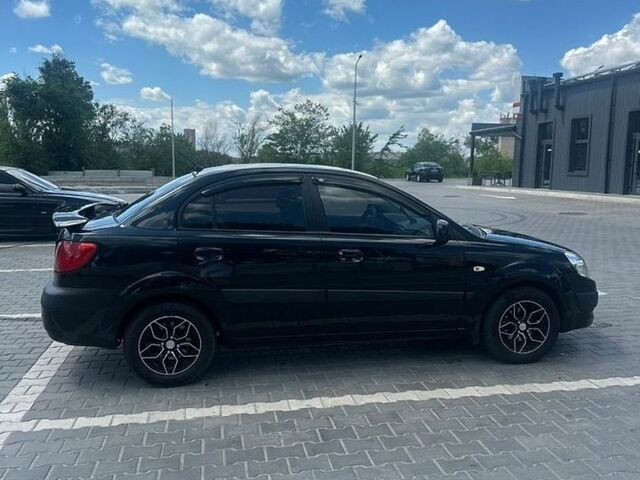 Черный Киа Рио, объемом двигателя 1.4 л и пробегом 213 тыс. км за 5700 $, фото 1 на Automoto.ua