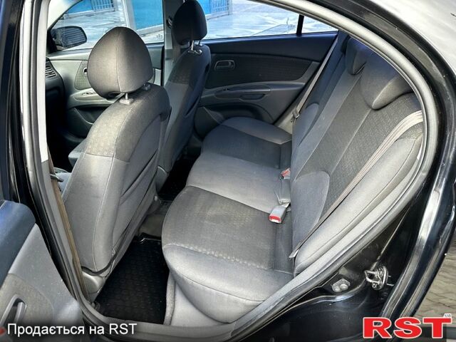 Черный Киа Рио, объемом двигателя 1.4 л и пробегом 250 тыс. км за 4999 $, фото 11 на Automoto.ua
