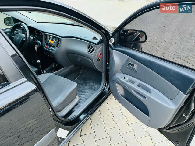 Черный Киа Рио, объемом двигателя 1.4 л и пробегом 297 тыс. км за 3999 $, фото 21 на Automoto.ua