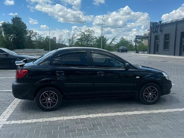 Чорний Кіа Ріо, об'ємом двигуна 1.4 л та пробігом 213 тис. км за 5100 $, фото 1 на Automoto.ua