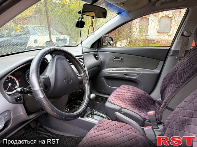 Чорний Кіа Ріо, об'ємом двигуна 1.4 л та пробігом 199 тис. км за 5500 $, фото 2 на Automoto.ua