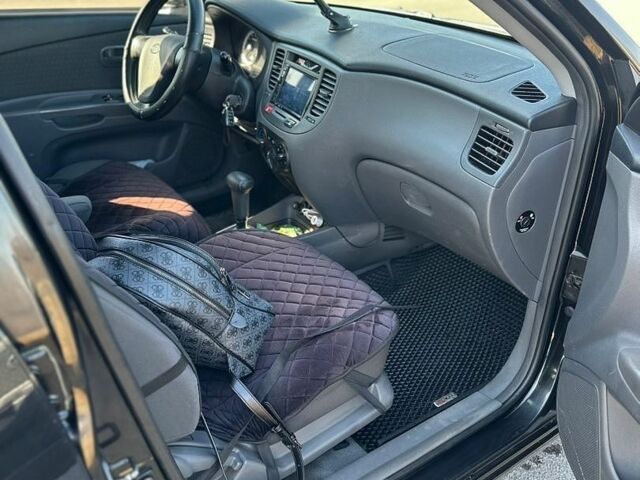 Чорний Кіа Ріо, об'ємом двигуна 1.4 л та пробігом 213 тис. км за 5100 $, фото 24 на Automoto.ua