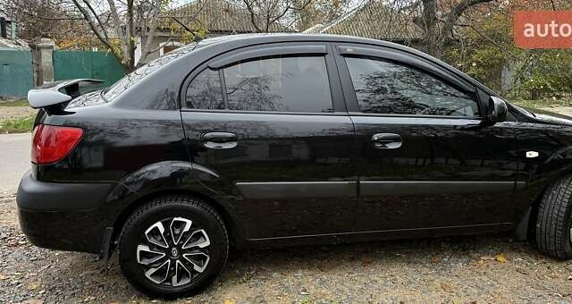 Чорний Кіа Ріо, об'ємом двигуна 1.4 л та пробігом 200 тис. км за 5000 $, фото 2 на Automoto.ua