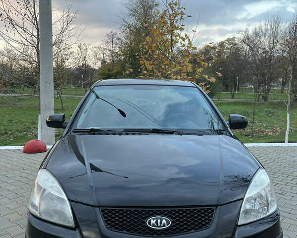 Черный Киа Рио, объемом двигателя 1.4 л и пробегом 297 тыс. км за 3999 $, фото 3 на Automoto.ua