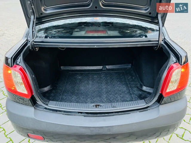 Черный Киа Рио, объемом двигателя 1.4 л и пробегом 297 тыс. км за 3999 $, фото 24 на Automoto.ua