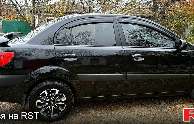 Черный Киа Рио, объемом двигателя 1.4 л и пробегом 199 тыс. км за 5500 $, фото 4 на Automoto.ua