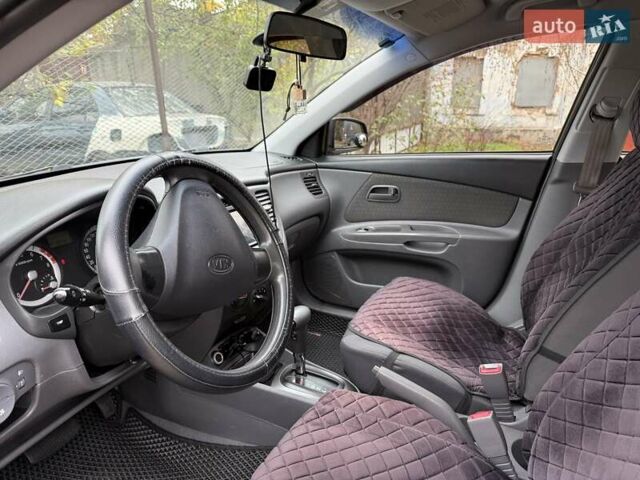 Чорний Кіа Ріо, об'ємом двигуна 1.4 л та пробігом 200 тис. км за 5000 $, фото 5 на Automoto.ua