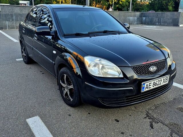 Черный Киа Рио, объемом двигателя 1.4 л и пробегом 350 тыс. км за 3550 $, фото 2 на Automoto.ua