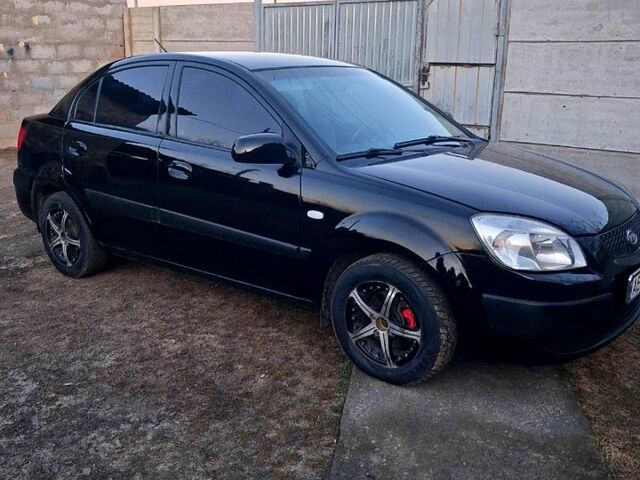 Чорний Кіа Ріо, об'ємом двигуна 1.4 л та пробігом 320 тис. км за 4400 $, фото 2 на Automoto.ua