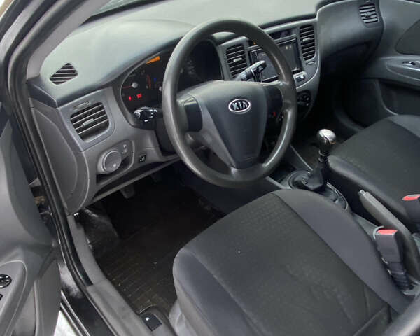 Черный Киа Рио, объемом двигателя 1.4 л и пробегом 358 тыс. км за 3750 $, фото 7 на Automoto.ua