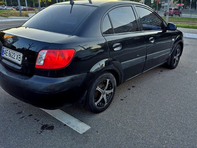 Черный Киа Рио, объемом двигателя 1.4 л и пробегом 350 тыс. км за 3550 $, фото 3 на Automoto.ua