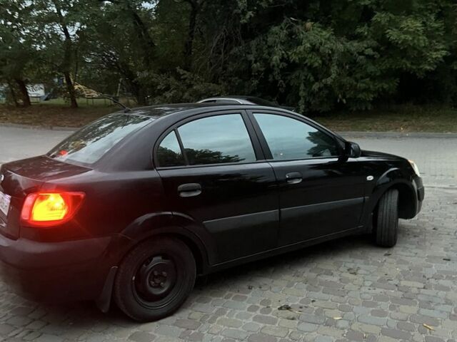 Черный Киа Рио, объемом двигателя 1.4 л и пробегом 200 тыс. км за 4005 $, фото 1 на Automoto.ua