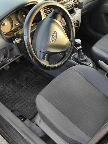 Черный Киа Рио, объемом двигателя 1.4 л и пробегом 328 тыс. км за 3450 $, фото 9 на Automoto.ua