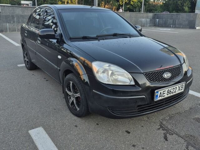 Чорний Кіа Ріо, об'ємом двигуна 1.4 л та пробігом 350 тис. км за 3350 $, фото 2 на Automoto.ua
