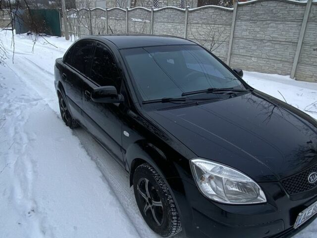 Чорний Кіа Ріо, об'ємом двигуна 1.4 л та пробігом 358 тис. км за 3750 $, фото 2 на Automoto.ua