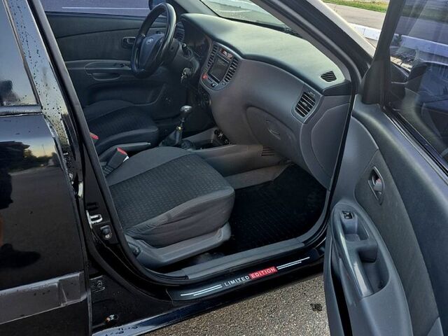 Черный Киа Рио, объемом двигателя 1.4 л и пробегом 350 тыс. км за 3550 $, фото 8 на Automoto.ua