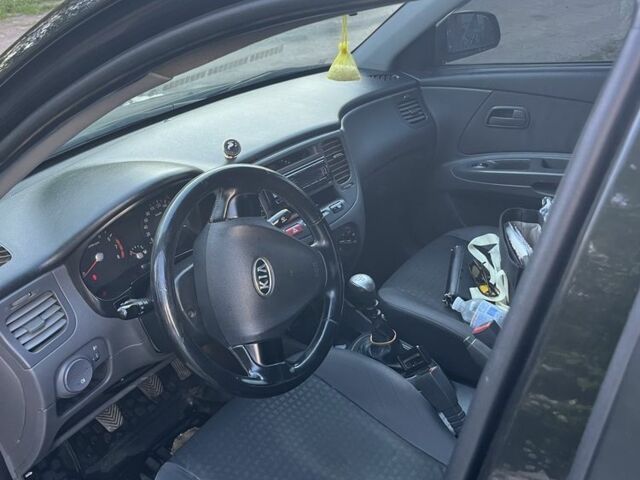 Черный Киа Рио, объемом двигателя 1.4 л и пробегом 249 тыс. км за 3500 $, фото 5 на Automoto.ua