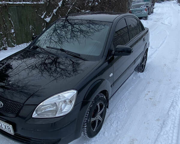Черный Киа Рио, объемом двигателя 1.4 л и пробегом 358 тыс. км за 3750 $, фото 2 на Automoto.ua
