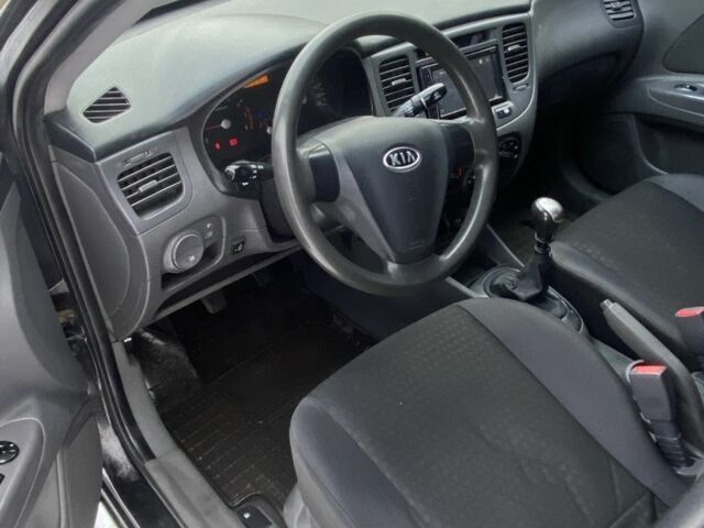 Чорний Кіа Ріо, об'ємом двигуна 1.4 л та пробігом 358 тис. км за 3750 $, фото 7 на Automoto.ua