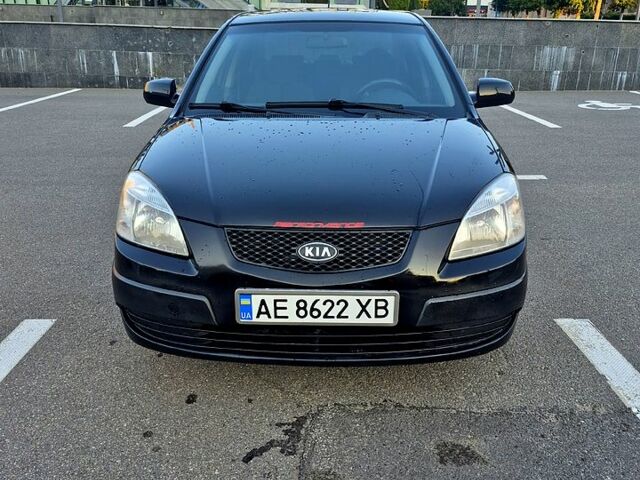 Черный Киа Рио, объемом двигателя 1.4 л и пробегом 350 тыс. км за 3550 $, фото 1 на Automoto.ua