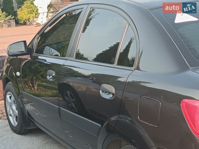 Черный Киа Рио, объемом двигателя 1.4 л и пробегом 196 тыс. км за 4200 $, фото 8 на Automoto.ua