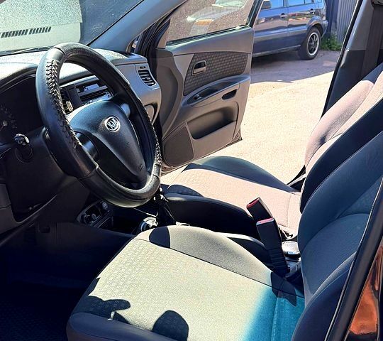 Чорний Кіа Ріо, об'ємом двигуна 1.4 л та пробігом 235 тис. км за 3200 $, фото 9 на Automoto.ua