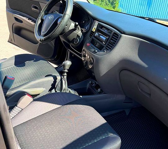 Чорний Кіа Ріо, об'ємом двигуна 1.4 л та пробігом 235 тис. км за 3200 $, фото 10 на Automoto.ua