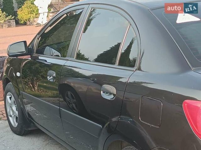 Черный Киа Рио, объемом двигателя 1.4 л и пробегом 196 тыс. км за 4800 $, фото 8 на Automoto.ua