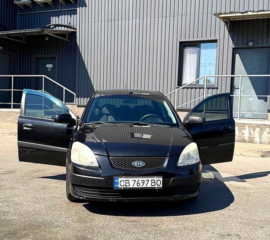 Чорний Кіа Ріо, об'ємом двигуна 1.4 л та пробігом 235 тис. км за 3200 $, фото 4 на Automoto.ua