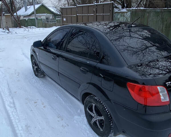 Черный Киа Рио, объемом двигателя 1.4 л и пробегом 358 тыс. км за 3750 $, фото 4 на Automoto.ua