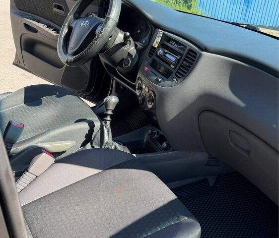 Черный Киа Рио, объемом двигателя 1.4 л и пробегом 235 тыс. км за 3200 $, фото 17 на Automoto.ua