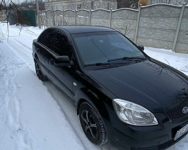 Черный Киа Рио, объемом двигателя 1.4 л и пробегом 358 тыс. км за 3750 $, фото 1 на Automoto.ua