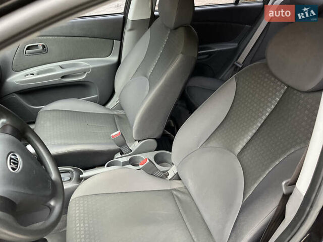 Чорний Кіа Ріо, об'ємом двигуна 1.4 л та пробігом 55 тис. км за 6800 $, фото 9 на Automoto.ua