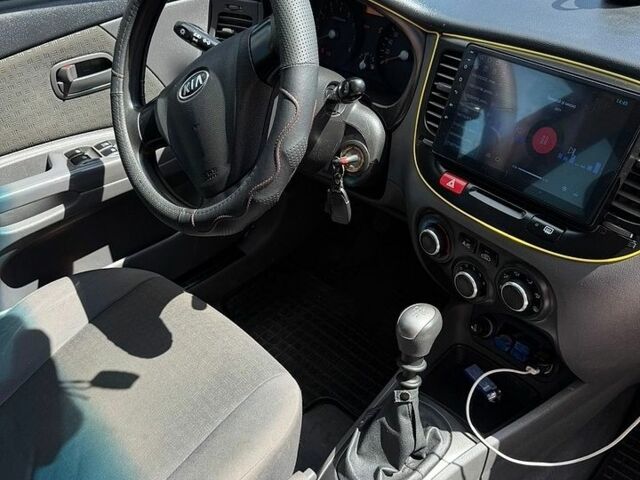 Чорний Кіа Ріо, об'ємом двигуна 1.4 л та пробігом 135 тис. км за 5500 $, фото 8 на Automoto.ua