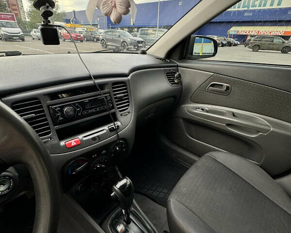 Черный Киа Рио, объемом двигателя 1.4 л и пробегом 225 тыс. км за 5000 $, фото 25 на Automoto.ua
