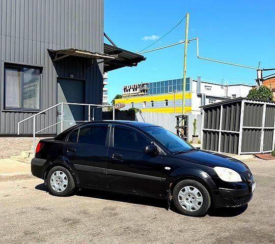 Чорний Кіа Ріо, об'ємом двигуна 1.4 л та пробігом 235 тис. км за 3200 $, фото 2 на Automoto.ua