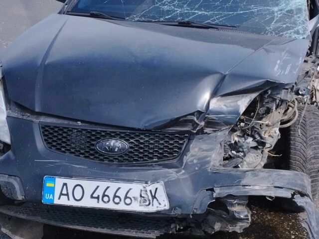 Чорний Кіа Ріо, об'ємом двигуна 1.4 л та пробігом 100 тис. км за 1200 $, фото 4 на Automoto.ua