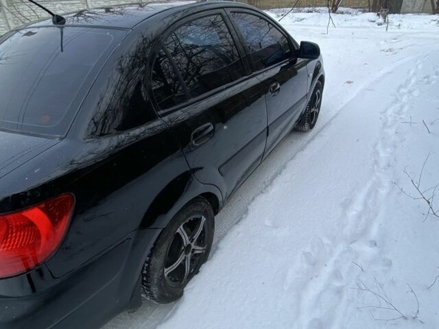 Чорний Кіа Ріо, об'ємом двигуна 1.4 л та пробігом 358 тис. км за 3750 $, фото 4 на Automoto.ua