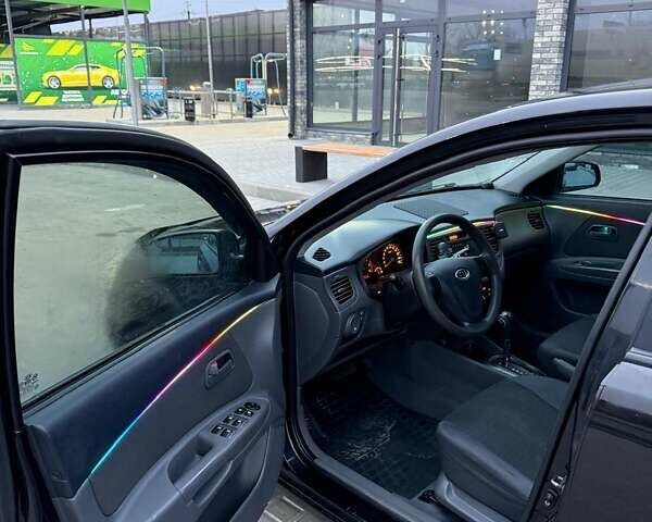 Чорний Кіа Ріо, об'ємом двигуна 1.4 л та пробігом 230 тис. км за 5800 $, фото 8 на Automoto.ua