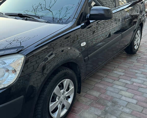 Черный Киа Рио, объемом двигателя 1.5 л и пробегом 287 тыс. км за 5500 $, фото 1 на Automoto.ua