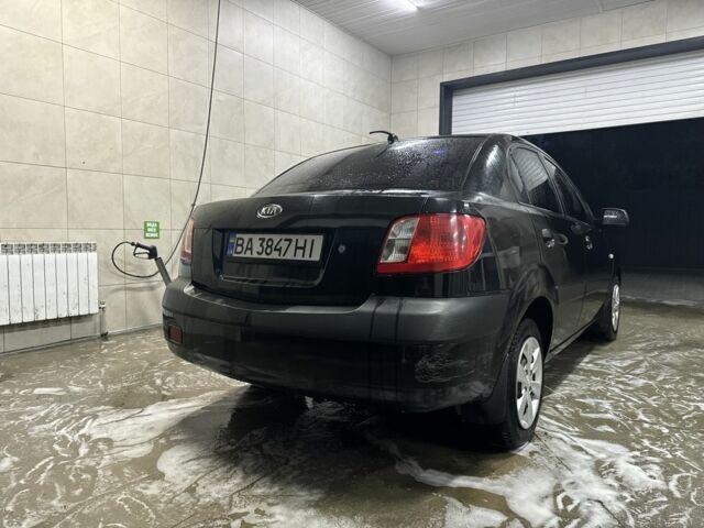 Чорний Кіа Ріо, об'ємом двигуна 1.4 л та пробігом 215 тис. км за 3112 $, фото 3 на Automoto.ua